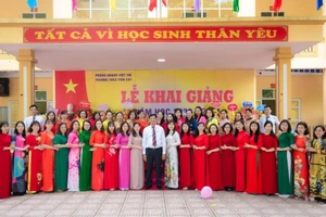 Tập thể cán bộ, giáo viên nhà trường.