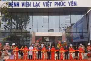 Nghi thức cắt băng khai trương Bệnh viện Hữu nghị Lạc Việt Phúc Yên