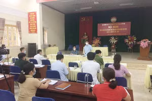 Ông Nguyễn Văn Sơn, Chủ tịch UBND tỉnh Tuyên Quang họp gấp với Ban chỉ đạo phòng chống dịch huyện Chiêm Hoá. Ảnh: Sở Y tế Tuyên Quang.