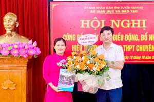 Ông Vũ Đình Hưng - Giám đốc Sở GD&ĐT (bên phải) trao quyết định và chúc mừng tân Hiệu trưởng Trường THPT Chuyên Tuyên Quang Nguyễn Thị Hằng.