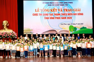 Ban tổ chức cuộc thi chụp ảnh cùng các tác giả, nhóm tác giả đoạt giải.