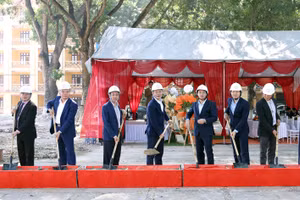 Đại biểu thực hiện nghi thức động thổ dự án.