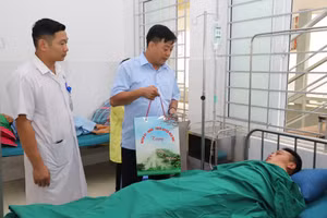 Lãnh đạo huyện Mèo Vạc đến thăm, động viên em Lầu Mí Tủa. Ảnh: Minh Đức