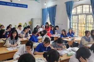 Cô và trò Trường THPT Kim Ngọc (Vĩnh Phúc) trong giờ ôn tập.