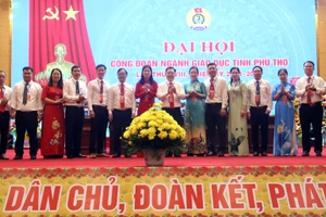 BCH Công đoàn ngành Giáo dục tỉnh khóa XVIII, nhiệm kỳ 2023 – 2028 ra mắt Đại hội. Ảnh: Mai Hoa