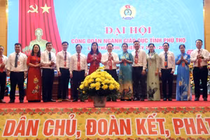 BCH Công đoàn ngành Giáo dục tỉnh khóa XVIII, nhiệm kỳ 2023 – 2028 ra mắt Đại hội. Ảnh: Mai Hoa