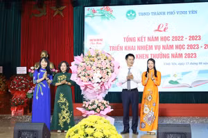 Phó Chủ tịch UBND tỉnh Vĩnh Phúc Nguyễn Văn Khước tặng hoa chúc mừng ngành GD thành phố Vĩnh Yên.