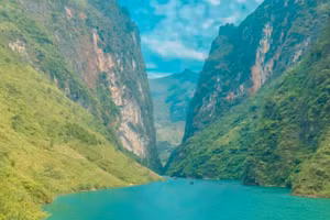 Hẻm Tu Sản trên lòng hồ thủy điện sông Nho Quế, Hà Giang.