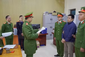 Cơ quan công an công bố lệnh bắt tạm giam đối với Nguyễn Văn Toản. Ảnh: Công an huyện Xín Mần