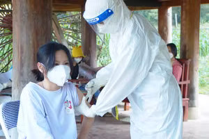 Trẻ em huyện Lâm Bình được tiêm vắc xin phòng Covid-19. Ảnh: Hà Khánh.