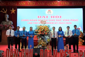 Lãnh đạo Sở GD&ĐT Vĩnh Phúc tặng hoa chúc mừng đại hội.