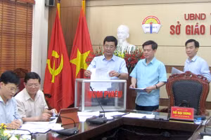 Hội đồng lựa chọn sách giáo khoa giáo dục phổ thông của tỉnh Phú Thọ bỏ phiếu lựa chọn sách.