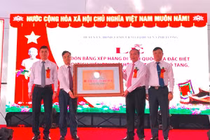 Lãnh đạo huyện Vĩnh Tường (Vĩnh Phúc) đón nhận bằng Di tích quốc gia đặc biệt đình Thổ Tang