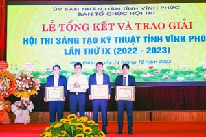 Ông Ngô Chí Tuệ, Phó Trưởng Ban Tuyên giáo Tỉnh ủy Vĩnh Phúc, thay mặt lãnh đạo tỉnh tặng Bằng khen của Chủ tịch UBND tỉnh Vĩnh Phúc cho các tác giả đoạt giải Nhất của Hội thi.