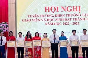 Huyện Phù Ninh trao thưởng cho giáo viên đạt thành tích cao năm học 2022-2023.