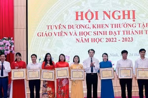 Huyện Phù Ninh trao thưởng cho giáo viên đạt thành tích cao năm học 2022-2023.