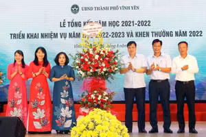 Bí thư Thành ủy Vĩnh Yên Nguyễn Ngọc Bình tặng hoa chúc mừng ngành GD thành phố