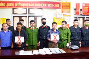 Đối tượng Thào Ly Pó và Vàng Mí Co cùng tang vật bị bắt giữ. Ảnh: Công an tỉnh Hà Giang 