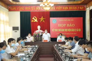 Ông Lương Văn Long Chủ tịch UBND TP. Vĩnh Yên cung cấp thông tin cho báo chí