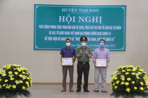 Đại tá Đinh Ngọc Khoa - Giám đốc Công an tỉnh Vĩnh Phúc tặng giấy khen cho các cá nhân đạt thành tích xuất sắc trong công tác phòng chống dịch Covid-19