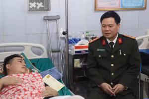 Phó Giám đốc Công an tỉnh Tuyên Quang thăm hỏi, động viên Đại uý Nguyễn Thành Trung.