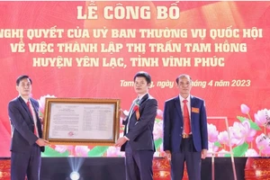 Phó Chủ tịch UBND tỉnh Vĩnh Phúc Nguyễn Văn Khước trao Quyết định về việc đổi tên các thôn thành tổ dân phố tại thị trấn Tam Hồng. Ảnh: Trà Hương