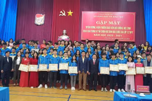 Phó Chủ tịch UBND tỉnh Phú Thọ Hồ Đại Dũng cùng Giám đốc Sở GD&ĐT cùng giáo viên bồi dưỡng, học sinh giỏi quốc gia