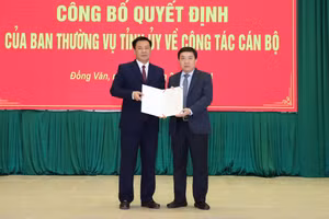 Quyền Bí thư Tỉnh ủy Hà Giang Nguyễn Mạnh Dũng (phải ảnh) trao Quyết định và chúc mừng tân Bí thư Huyện ủy Đồng Văn Nguyễn Tiến Dũng.