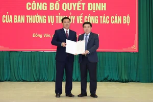 Quyền Bí thư Tỉnh ủy Hà Giang Nguyễn Mạnh Dũng (phải ảnh) trao Quyết định và chúc mừng tân Bí thư Huyện ủy Đồng Văn Nguyễn Tiến Dũng.