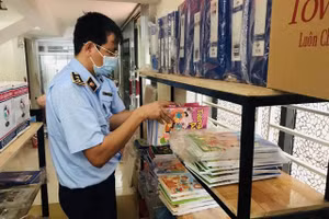 Lực lượng Quản lý thị trường kiểm tra cơ sở kinh doanh sách giáo dục trên địa bàn tỉnh Vĩnh Phúc