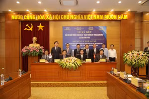 Đại diện các bên cùng ký kết Biên bản ghi nhớ triển khai dự án Ngôi trường Hy vọng Samsung tại Vĩnh Phúc.