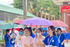 Thí sinh tại Hội đồng coi thi Trường THPT Trần Phú (TP Vĩnh Yên) phấn khởi, tự tin hoàn thành các bài thi của mình.