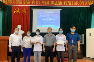 Ban giám hiệu trường THPT Quang Hà (Bình Xuyên) trao tặng thiết bị học tập trực tuyến cho 2 học sinh có hoàn cảnh đặc biệt khó khăn sáng 5/10. Ảnh: Đào Diệm, Thanh Bình