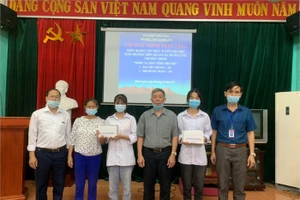 Ban giám hiệu trường THPT Quang Hà (Bình Xuyên) trao tặng thiết bị học tập trực tuyến cho 2 học sinh có hoàn cảnh đặc biệt khó khăn sáng 5/10. Ảnh: Đào Diệm, Thanh Bình