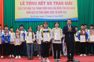 Ông Trần Đức Quý, Ủy viên BCH Đảng bộ tỉnh, Phó Chủ tịch UBND tỉnh Hà Giang trao giải Nhất cho các tác giả.