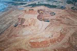 Dự án chưa có đánh giá tác động môi trường và chưa có giấy phép xây dựng nhưng đã rầm rộ san tạo mặt bằng. 