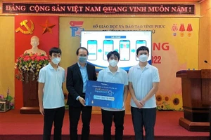 Lãnh đạo Trường ĐH Phenikaa trao tài trợ cho đại diện nhóm tác giả dự án. Ảnh: Thu Trang