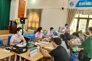 Phòng Giao dịch Ngân hàng CSXH thành phố Phúc Yên giải ngân vốn vay các chương trình chính sách giảm nghèo. Ảnh: Hà Trần