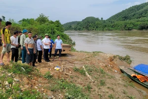 Bí thư Huyện ủy Bắc Quang Hà Việt Hưng (đội mũ cối, áo trắng) kiểm tra công tác tìm kiếm cháu bé mất tích. Ảnh: Chí Cường.