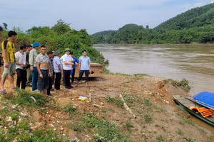 Bí thư Huyện ủy Bắc Quang Hà Việt Hưng (đội mũ cối, áo trắng) kiểm tra công tác tìm kiếm cháu bé mất tích. Ảnh: Chí Cường.
