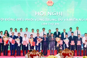 Phó Thủ tướng Chính phủ Trần Lưu Quang và Bộ trưởng Bộ KH&ĐT Nguyễn Chí Dũng trao Quyết định, hồ sơ quy hoạch và tặng hoa cho đại diện các địa phương trong vùng trung du và miền núi phía Bắc.