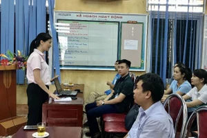 Buổi tư vấn cài đặt ứng dụng tập huấn chương trình GDPT 2018 trên điện thoại cho giáo viên tại huyện Thanh Sơn, Phú Thọ. Ảnh tư liệu