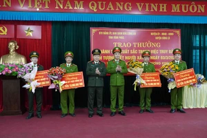 Đại tá Đinh Ngọc Khoa, Giám đốc Công an tỉnh Vĩnh Phúc trao thưởng cho các tập thể. Ảnh: Hà Trần