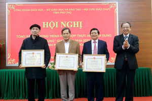 Trung ương Hội Cựu giáo chức Việt Nam tặng Bằng khen các cá nhân có thành tích xuất sắc trong việc thực hiện chương trình phối hợp “Bốn cùng” giai đoạn 2018-2023.