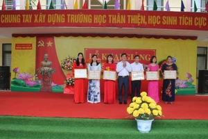 Khen thưởng giáo viên đạt thành tích cao trong công tác giảng dạy.