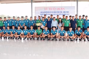 Lãnh đạo TP. Vĩnh Yên chụp ảnh cùng ban huấn luyện và các cầu thủ trong ngày xuất quân