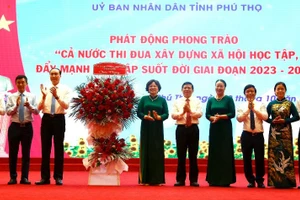 Lãnh đạo tỉnh Phú Thọ tặng hoa chúc mừng Hội Khuyến học nhân Ngày Khuyến học Việt Nam.