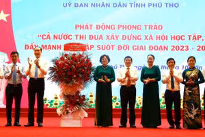 Lãnh đạo tỉnh Phú Thọ tặng hoa chúc mừng Hội Khuyến học nhân Ngày Khuyến học Việt Nam.