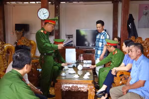 Cơ quan CSĐT công bố lệnh khám xét nơi ở đối với Nguyễn Văn Toát. Ảnh: Công an tỉnh Hà Giang