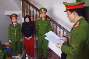 Cơ quan CSĐT đọc lệnh tạm giam đối với Nguyễn Thị Thản. Ảnh: Công an tỉnh Hà Giang